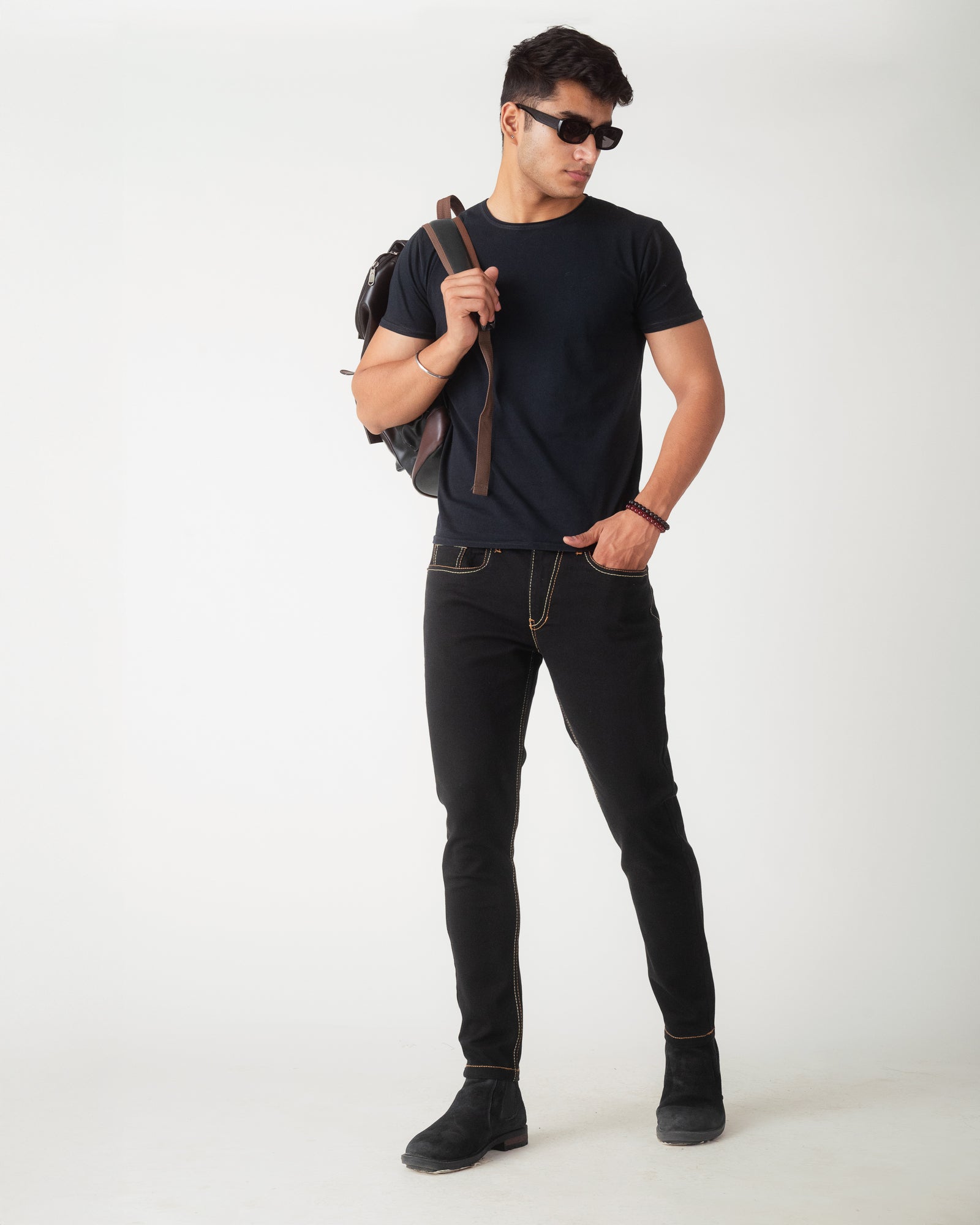 BLACK TAPERED FIT JEANS
