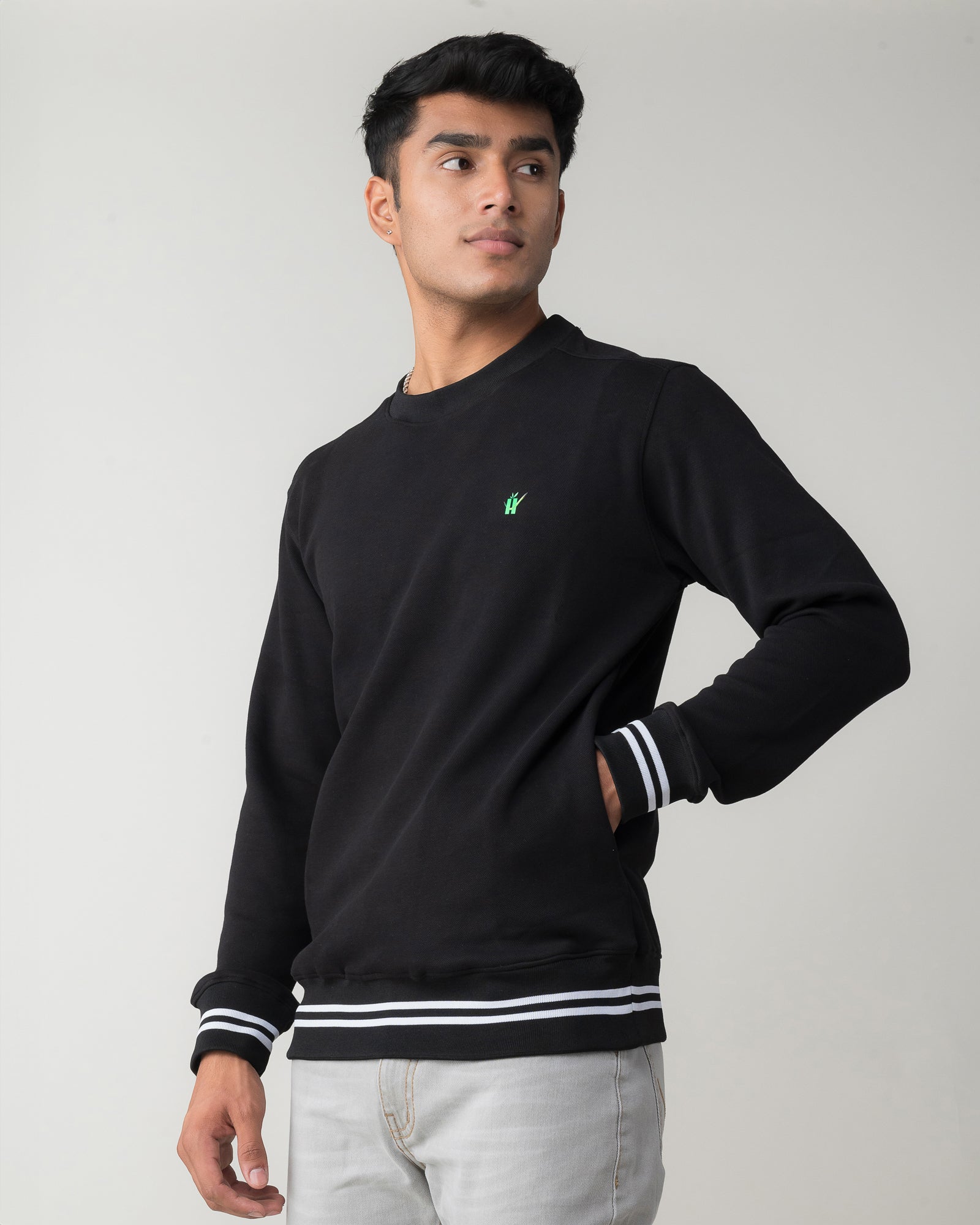 BLACK REGULAR FIT SWEATSHIRT