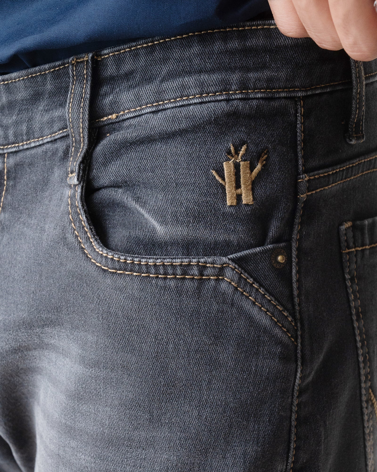 MID GREY TAPERED FIT JEANS